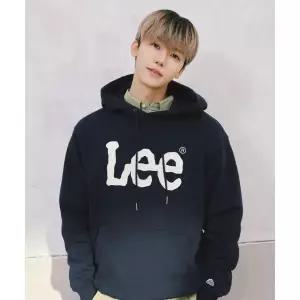 리 LEE[NCT 재민 PICK]빅 트위치 로고 후드 티셔츠 네이비 LE2601HD01NA 455015
