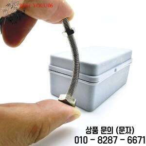 뜨거운 열쇠를 잡고 있는 강한 남자 나사 굽히기 클로즈업 거리 마술 도구 멘탈리즘 전문 트릭 무대 기믹