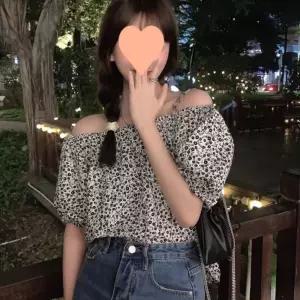 잔플라워 패턴 시원한 오프숄더 디자인 여성 블라우스페미닌 여리 오피스룩 세련된 귀여운 데일리 하객 러