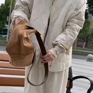 여성 누빔 패딩 조끼 앞 지퍼 여밈 오버핏 실루엣 보온 충전재 민소매 베스트
