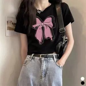 키치 무드 핑크 리본 프린팅 크롭 반팔 티셔츠스타일 블랙 캐주얼룩 프린트