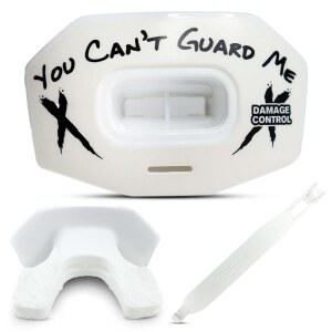 DAMAGE CONTROL 청소년 축구용 마우스가드 U2013 YOU CAN'T GUARD ME | 강력한 내구성 통기성 끓는 물 없이 사용 가능한 마우스피스 최대 공기 흐름 입술과 치아 보호 교정기와 호환 헬멧 스트랩 포함