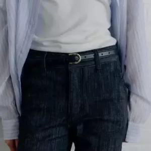 질스튜어트 뉴욕 블랙 골드버클 가죽 슬림 여성벨트 JABE6E112 BK