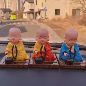 불교 굿즈 목탁치는 스님 동자승 미니불상 태양열 차량 인테리어