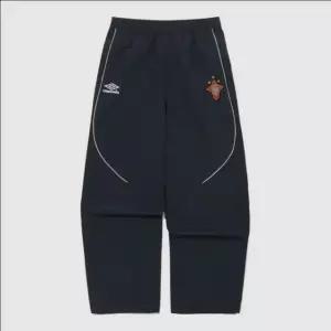 엄브로 HBL 네오 브릿 컬러블록 와이드 조거 2WAY 셋업 팬츠 /  DARK NAVY UR123CPT22