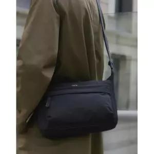 [롯데백화점]헤지스ACC LL[쇼핑백 동봉]HJBA6E340 블랙 나일론 크로스백