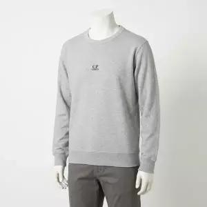CP 컴퍼니 COMPANY 16CMSS162A 002246G M93 Light Fleece Logo Sweatshirt 라이트 플리스 로고