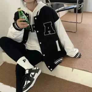 캠퍼스룩 루즈핏 배색 야구점퍼 알파벳 패치 여자
