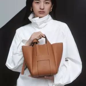 [AK분당점] [헤지스] 시그니처 H 브라운 레더 토트겸 숄더백 M HIBA5F311W2