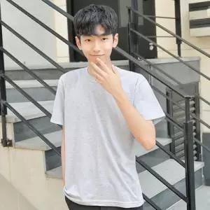 라인이 잡혀있는 남자 회색티 생활복 티셔츠 반팔티