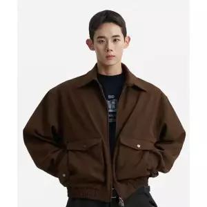 버클다운 심플 오버핏 세미크롭 플랩 투 웨이 집업 포켓 블루종 자켓 (BROWN) 2392750