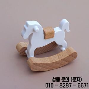 인형의 집 나무로 만든 흔들 목마 1:12 장식품 미니 모델 요정 액세서리