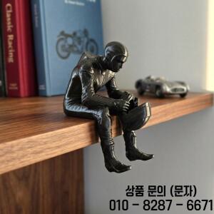 1/2개 세트 검정색 좌석에 앉은 오토바이 운전자 피규어 헬멧을 든 모습 사무실 및 게임룸의 데스크탑 장식