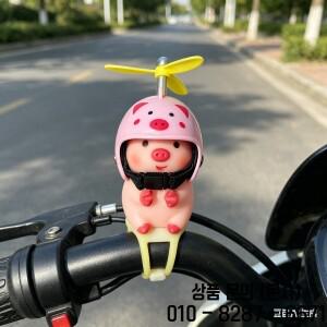 전동 스쿠터 돼지 장식품 귀여운 헬멧을 쓴 자동차 오토바이 자전거 액세서리