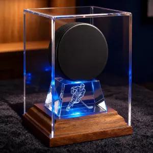 LED 크리스털 플레이어와 나무 받침대가 포함된 하키 퍽 전시 케이스 USB 조명이 켜지는 각인 디자인으로