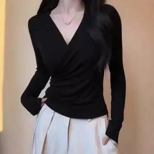 여자 슬림 스타일 브이넥 라인 웜 기모 셔링 긴팔 티셔츠