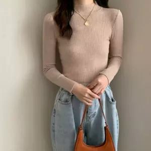 여성 날씬핏 가을 겨울 반목 폴라티 긴팔 니트티 이너