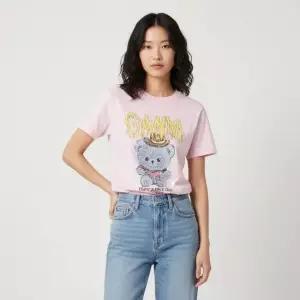 가니 GANNI A1050074 868 카우보이 베어 로고 여성 반팔티