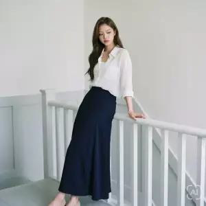 [롯데백화점]더아이잗컬렉션 새틴 플레어 롱스커트 CS5E0SK631