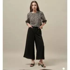 올리비아로렌 sh06 아일렛 자수 프린트 블라우스  VOCNS5M4451