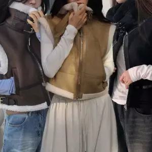 하이넥 테두리퍼 조끼 빈티지 무스탕스타일 보온 버클