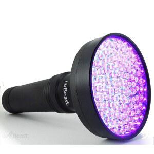 UVBEAST V1 385-395NM 블랙 라이트 UV 플래시라이트 고출력 100 LED | 30피트 플러드 효과 전문가용 등급 상업용/가정용 주변광에서도 작동 미국 재고 제작