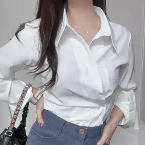 세련된 오피스룩 여성 루즈핏 화이트 셔츠 블라우스