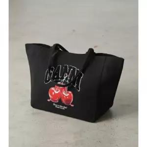 가니 MUST IT_ 26SS BLACK MEDIUM CHERRY TOTE B2110038 252 블랙 미디엄 체리 토트 백
