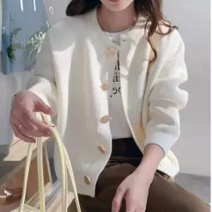 여성 빅버튼 심플 니트 가디건 루즈핏 브이넥 데일리 간절기 아우터