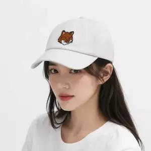 메종키츠네 FW24 공용 볼드 폭스헤드 볼캡 MM06103WW0096 P100