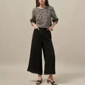 올리비아로렌 DP01 면자수 프린트 브라우스  VOCNS5M4451