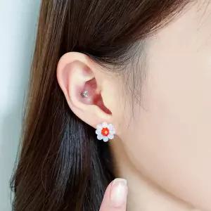 [옷자락]옷자락 미니멀 데이지 비즈 플라워 귀걸이 데일리