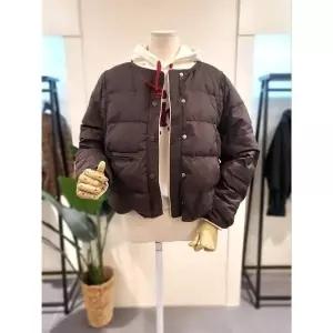 미스칸트 KNDWPB05BK 배색 덕다운 노카라 패딩 2색상