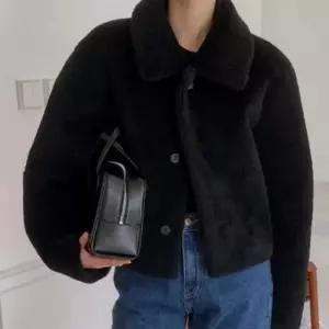 리버시블 디자인 아우터 레더 특유의 깔끔한 라인과 양모의 포근함을 조합한 양모 레더 코트