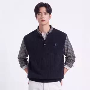 [AK분당점] [헤지스남성] 남성 로고자수 울캐시미어 니트 베스트 HZSW6D361N2