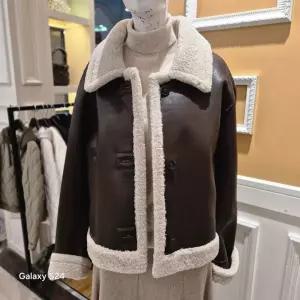 [BCBG]겨울25 인조퍼 무스탕 A5WAF811