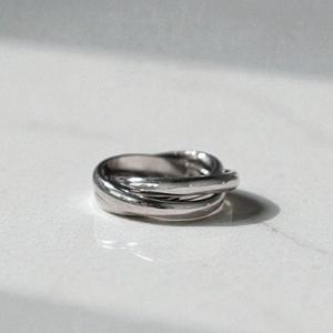 세개의 남자반지 링이 접속된 트리플링