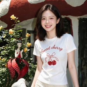 슬림 티셔츠 체리 자수 패턴 숏 슬리브 상의 여름 데일리룩 20대 여성
