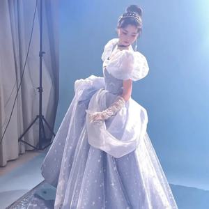 우아한 하늘색 공주 스타일 드레스 여성용 요정 분위기 고급스러운 느낌 소규모 연주회 명품 개성 있는 여성
