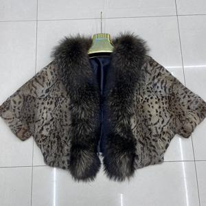 패션 겨울 따뜻한 여성용 진짜 토끼털 케이프와 라쿤털 칼라가 있는 망토 토끼털 판초 숄 스카프