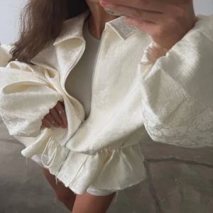 새로운 살구색 텍스처 재킷 턴다운 칼라 지퍼 드로스트링 허리 슬림 랜턴 슬리브 아우터웨어 2026 가을 시크 여성 코트