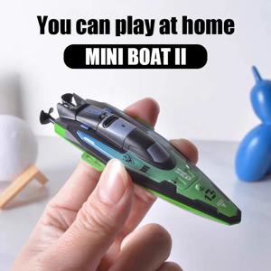 RC 보트 2.4G 4WD 미니 원격 조종 보트 조명 포함 수영장용 스피드보트 경쟁력 있는 실내 수상 레저 장난감 어린이 선물용