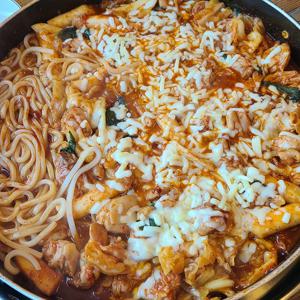  참닭 춘천 닭갈비 700g 4팩 + 모짜렐라 치즈 27g 4팩 + 우동사리 200g 4팩 냉동 도우 빵제품