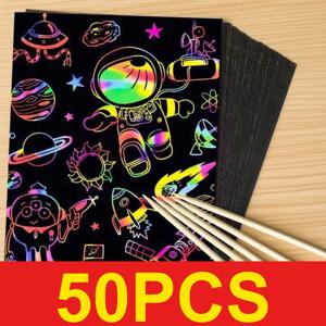 50개 스크래치 페이퍼 어린이용 레인보우 매직 스크래치 오프 페이퍼 시트 아트 공예 키트 블랙 노트 페이퍼 드로잉 패드 스텐실 포함