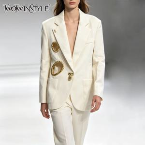 TWOTWINSTYLE 여성용 할로우 아웃 하이 스트리트 블레이저 노치드 칼라 긴 소매 스플라이스 메탈 버클 블레이저 여성 패션 신상품