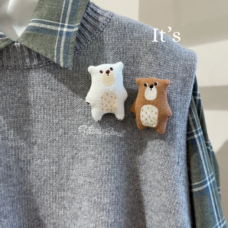 귀여운 만화 캐릭터 원단 곰 브로치 플러시 장난감 라펠 핀 여성 남성 다용도 가방 코트 장식 미끄럼 방지 그립 손상 없음 달콤한 디자인