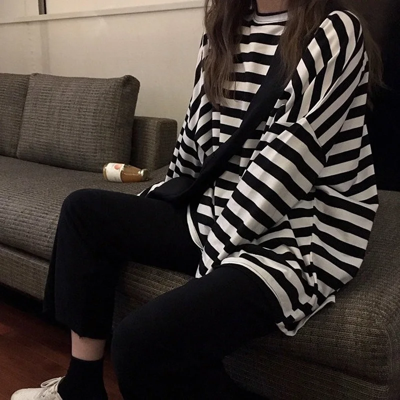 2026 신상품 스타일리쉬하고 트렌디한 흑백 스트라이프 백투스쿨 오버사이즈 크루넥 긴팔 티셔츠