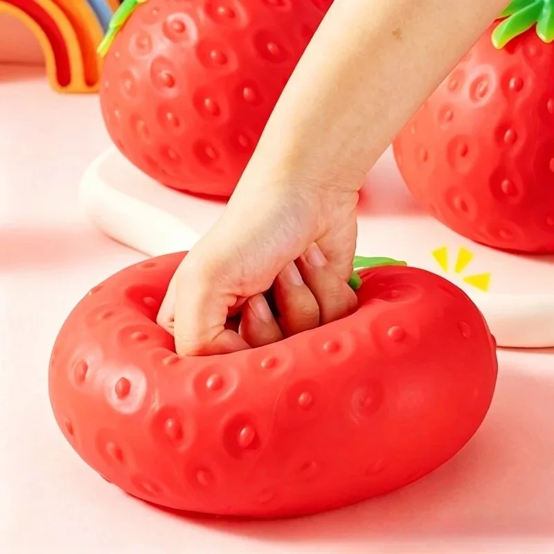 거대한 딸기 스퀴시 장난감, 특대형 딸기 피젯 토이, 느린 상승 모양 변형 가능 벤트볼, 성인 친구 선물용
