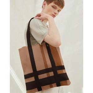 헤지스 액세서리 26FW 선물추천완판재입고 남녀공용 베이지 체크 썸머 니트 플랫백 HJBA6F011I3