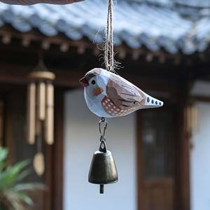 수제 조각 진주 새 솔리드 우드 풍경 펜던트, 천연 린덴 나무 손으로 그린 새 장식품, 레트로 구리 벨 포함, 가벼운 흔들림으로 소리 나옴, 부드럽고 치유적인 모양, 크리스마스 장식, 차량 펜던트 또는 창문 장식으로 사용 가능